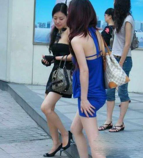 高温炙烤下美女们能脱的都脱了 细腰惹眼