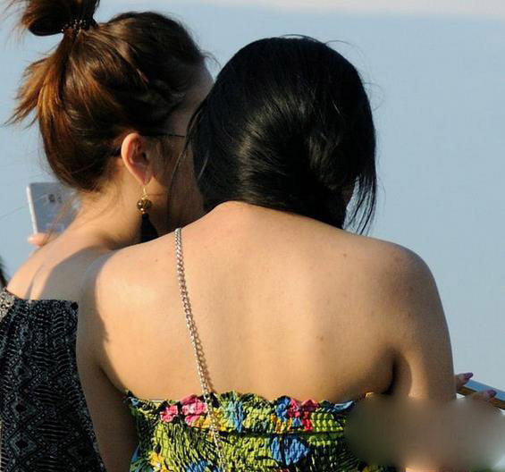 高温炙烤下美女们能脱的都脱了 细腰惹眼