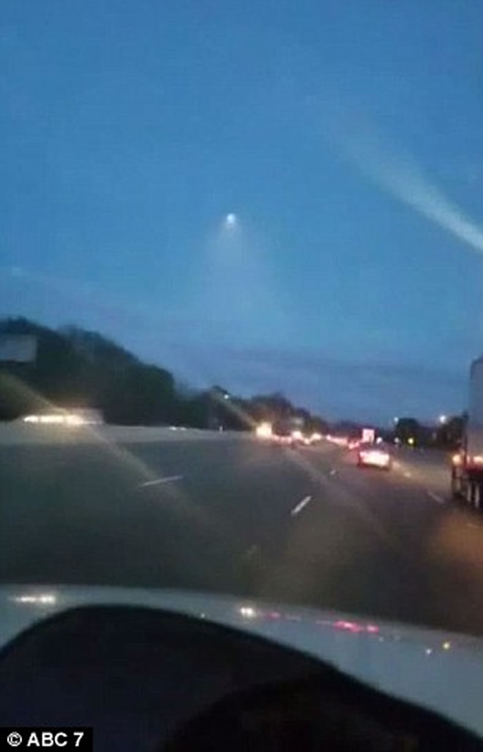 美国加州凌晨夜空有神秘UFO飞行 原来光球是美军战略核潜艇试射潜射弹道导弹
