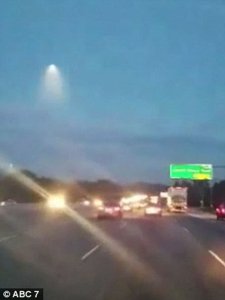 ​美国加州凌晨夜空有神秘UFO飞行 原来光球是美军战略核潜艇试射潜射弹道导弹