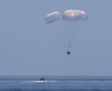 ​SpaceX和NASA完成历史性任务 龙飞船带着两名宇航员安全返回地球