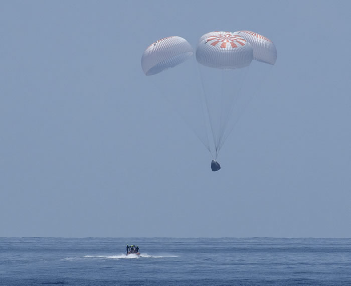 SpaceX和NASA完成历史性任务 龙飞船带着两名宇航员安全返回地球