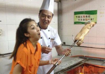​主持人乌金个人资料主持风格令观众捧腹大笑