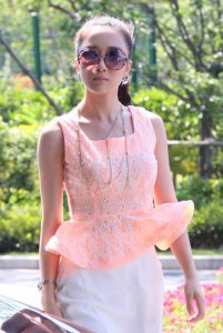 ​李依晓整容前后对比图李依晓的胸围有多大