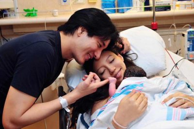 ​王力宏妻子微博晒小女儿满月照粉丝狂赞长腿美妞