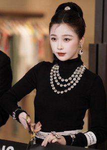 ​虞书欣亮相线下活动 泪痣妆高马尾利落又迷人