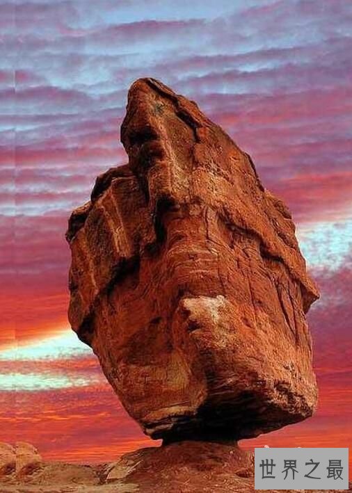 世界十大奇石，摇摇欲坠千百年依然竖立