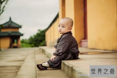 ​中国最萌小和尚，游客看到都会与他合影(萌翻一切)