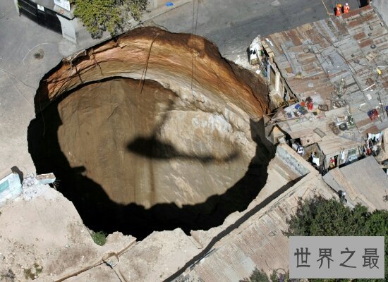 世界上著名的危地马拉天坑 造成15人死亡 深度约100多米