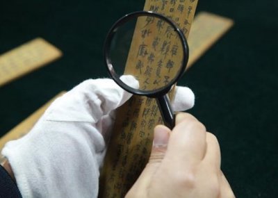​考古学家研究千年简牍证秦始皇“求仙问药”