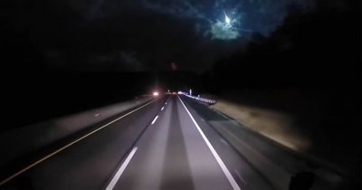 ​美国的行车记录仪拍摄到夜空中神秘闪光 可能是一颗火流星