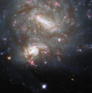 ​哈勃太空望远镜拍摄的双子星系NGC 4496A和NGC 4496B