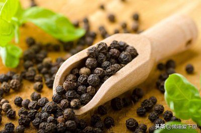 ​花椒粉和胡椒粉有什么区别（怎么分清花椒粉和胡椒粉）
