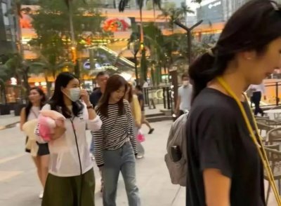 ​郭晶晶一家5口回内地老家，背8万名包，商场老板陪逛街