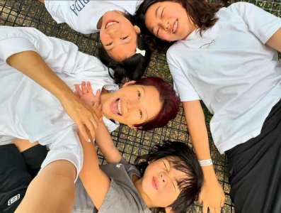 ​蔡少芬带仨孩出游，俩女儿都像妈妈，儿子身手敏捷像张晋
