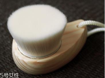 额头毛孔粗大怎么办？正确使用洁面刷毛孔会变小