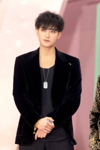 ​网传黄子韬向徐艺洋求婚 工作人员未回应