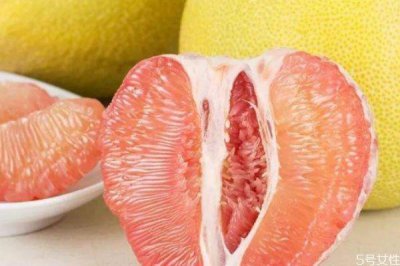 ​柚子底部有个洞还能吃吗 柚子吃了上火还是降火