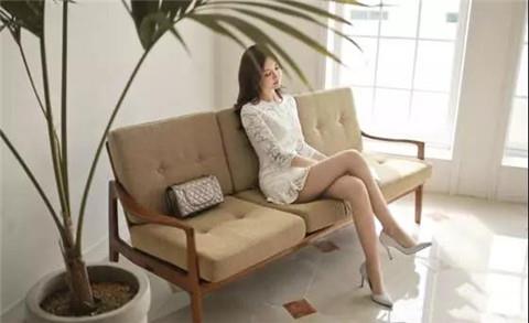 如何安慰女友在肚子疼和吵架后的情绪？