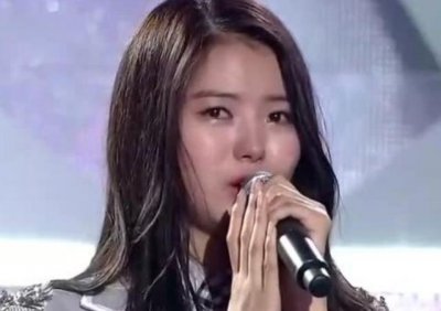 ​韩国女明星节目上哭诉，痛哭时不小心捏了下鼻子，捏出了真面目