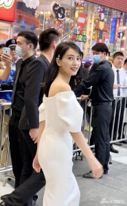 ​高圆圆穿露肩白裙秀身材 回眸一笑气质温柔