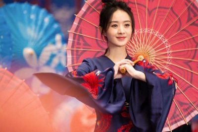 ​赵丽颖国风大片花絮照公开 手拿折纸伞造型惊艳