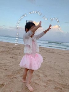 ​陈赫晒照为3岁女儿庆生 安安光脚在海边沙滩上玩耍
