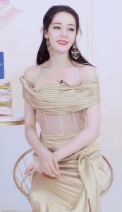 ​迪丽热巴称自拍拿不出手 网友：美女你醒醒好嘛！
