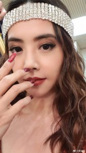 ​蔡依林秀红色美甲超抢镜 头戴亮钻装饰美艳动人