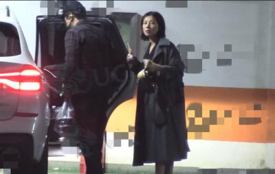 ​高圆圆孕肚照曝光 腹部隆起获赵又廷搀扶