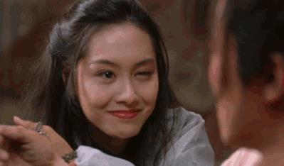 她的一颦一笑，一举一动，都足以打动人心。