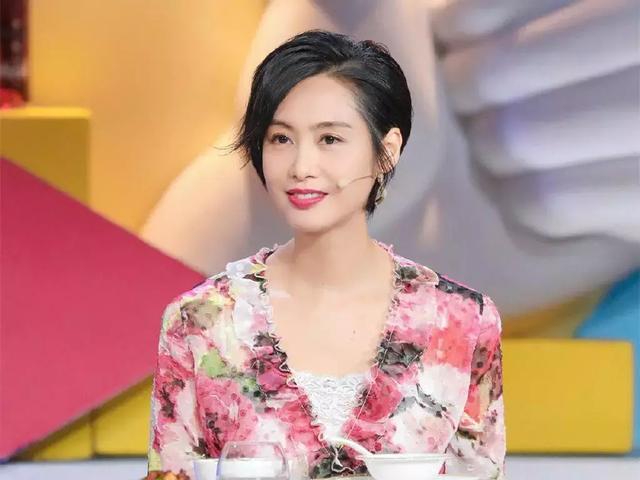 6岁的女儿黄莺，是妈妈的贴心小棉袄，也是朱茵甜蜜的负担。