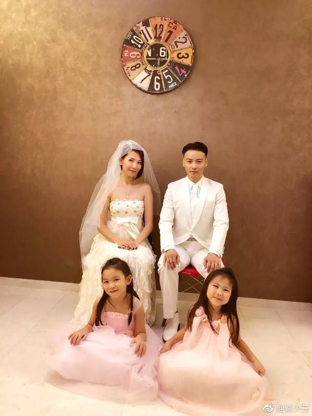 纵观这段幸福的婚姻，也是如此，在我爱你的时候，恰巧是我变得最好的时候。
