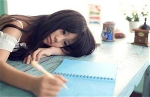 和女朋友亲嘴惹她生气了怎么哄