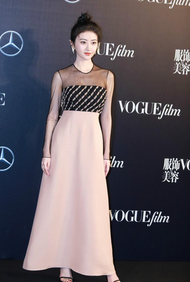 景甜一改以往的甜美公主风，罕见穿上了黑纱拼接礼服，大展熟女风。