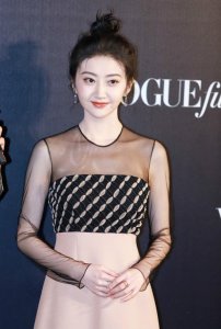 ​景甜分手后首公开回应感情问题 身穿拼接礼服翩若惊鸿