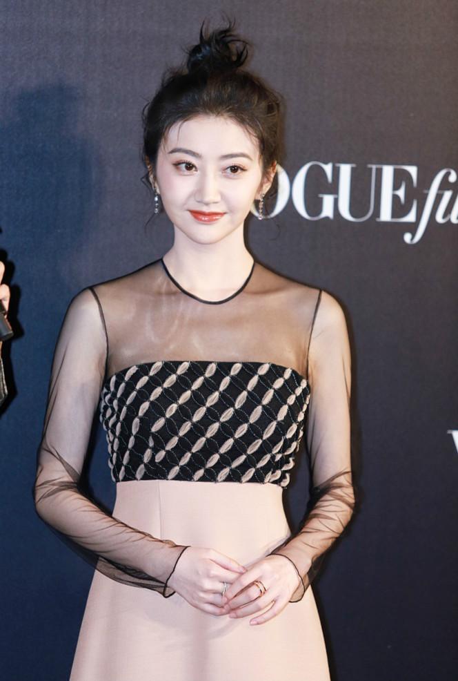 近日，景甜现身上海出席某时尚活动，这也是她与张继科分手后，首度公开亮相。