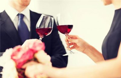 ​怎么和刚认识的女生聊微信，怎么和刚认识的女孩微信聊天
