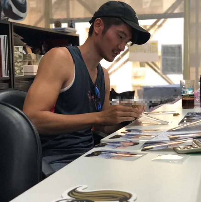 高以翔哥哥晒生活近照，痞帅的模样让人着迷，只怪家族基因太强大