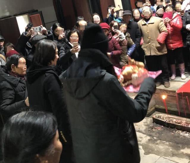 欧阳娜娜回江西祭祖，跪拜十分虔诚，乡亲拉横幅欢迎像领导视察