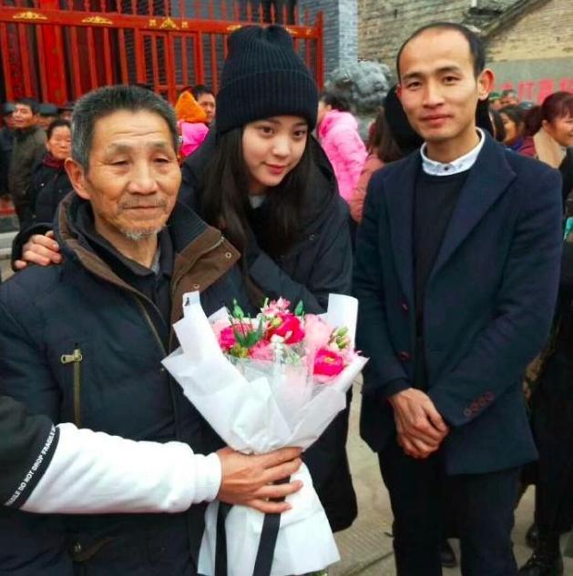 欧阳娜娜回江西祭祖，跪拜十分虔诚，乡亲拉横幅欢迎像领导视察