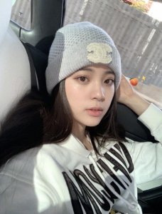 ​欧阳娜娜回江西祭祖，跪拜十分虔诚，乡亲拉横幅欢迎像领导视察