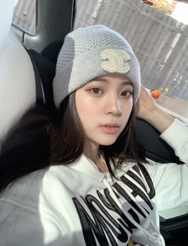 欧阳娜娜回江西祭祖，跪拜十分虔诚，乡亲拉横幅欢迎像领导视察