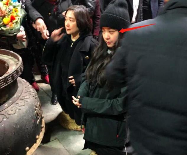 欧阳娜娜回江西祭祖，跪拜十分虔诚，乡亲拉横幅欢迎像领导视察