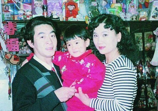六小龄童娶了西游记里的她，过着朴素的生活，妻子美艳生活低调