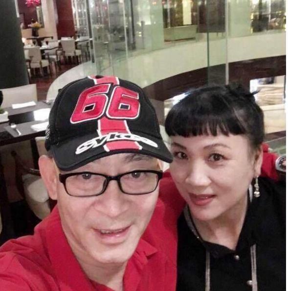 六小龄童娶了西游记里的她，过着朴素的生活，妻子美艳生活低调