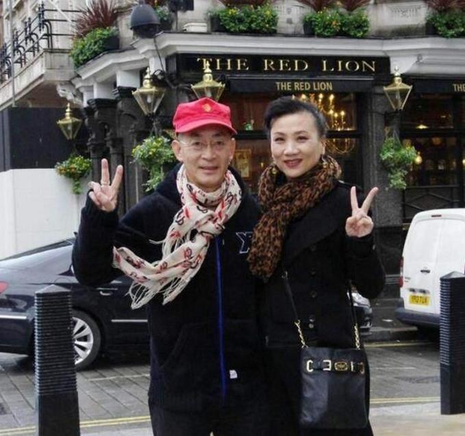 六小龄童娶了西游记里的她，过着朴素的生活，妻子美艳生活低调