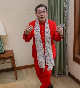 ​六小龄童娶了西游记里的她，过着朴素的生活，妻子美艳生活低调