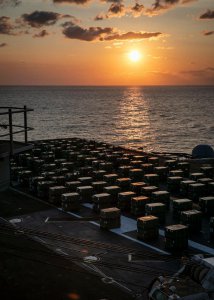 ​乔治·h·w·布什通过维护海上稳定和安全的航母战斗群捍卫美国权益