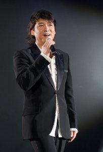 ​周华健57岁的外国妻子康粹兰近照，原来周华健每天面对这样的女人